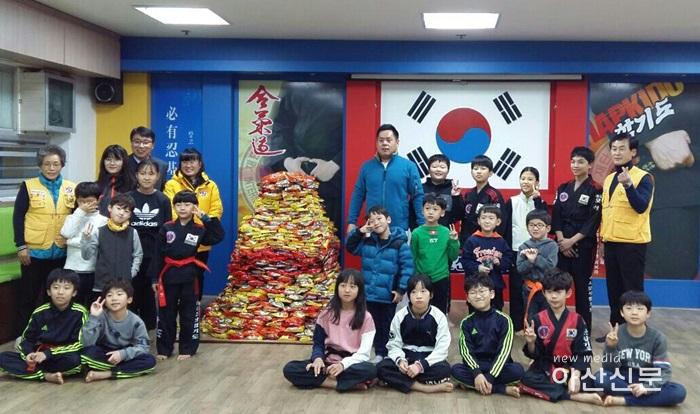 생들과 함께 후원라면 기부.jpg