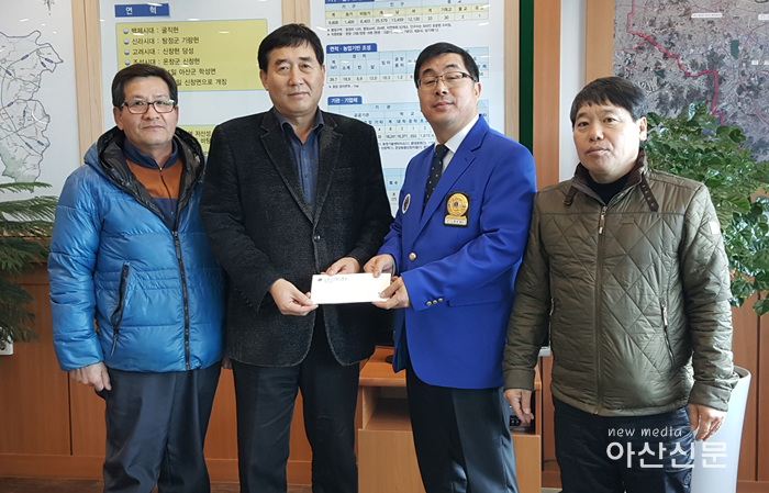 2. 신창라이온스클럽, 신창면 행복키움추진단에 장학금 전달 - 2번 사진.png