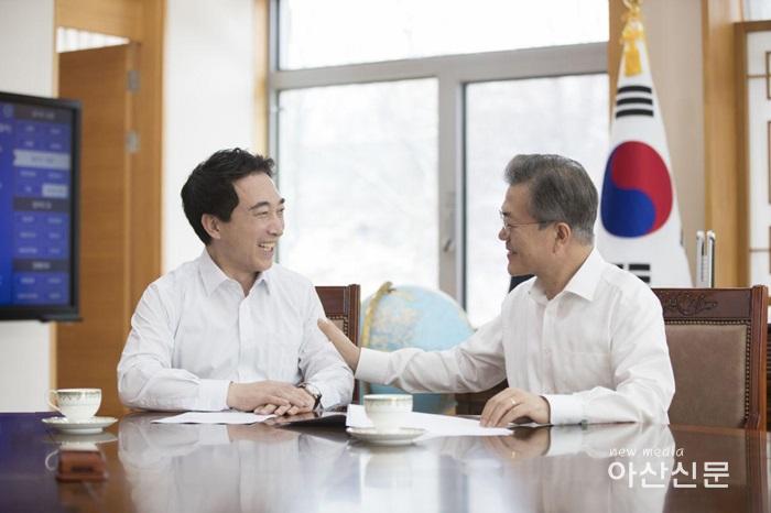 9. 청와대 대변인 시절 문재인 대통령과 함께.jpg