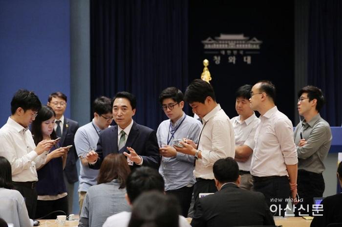 10. 청와대 대변인 시절 기자들과 함께.jpg