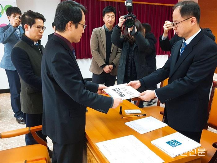 사진2. 박수현 전 청와대 대변인은 13일 충남선거관리위원회에서 대리인을 통해 충남도지사 선거 예비후보 등록을 마쳤다..jpg