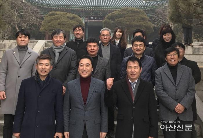 사진1. 박수현(앞줄 왼쪽 두번째) 충남도지사 예비후보 현충사 방문 사진.jpg