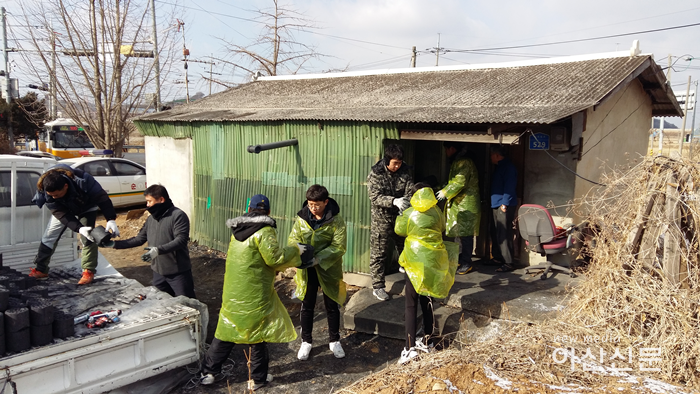 3. 신창읍내자율방범대, 관내 장애인가정에 연탄나눔봉사 실시 - 1번 사진.png