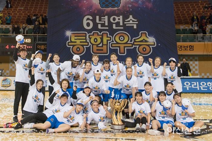 6-1.아산우리은행위비여자프로농구단 6년 연속 챔피언 등극.jpg