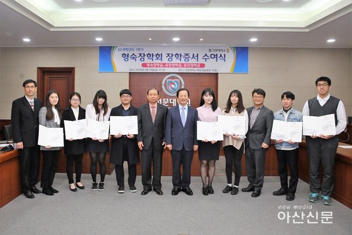 왼쪽에서 6번째 이순형 이사장, 7번째 황선조 총장.JPG