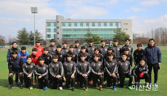 크기변환_사진 1. 안익수 감독과 선문대 축구부 단체 사진.jpg