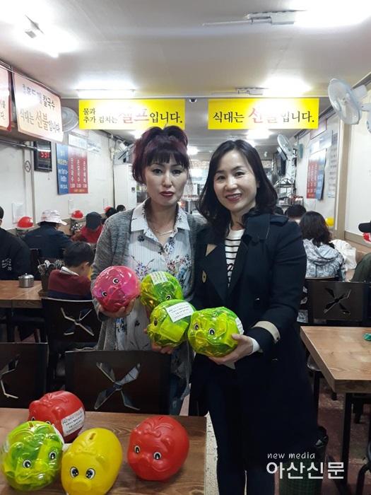 3. 홍두깨칼국수, 돼지저금통 전달 - 2번 사진.jpg