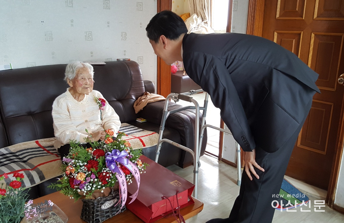 9. 경로장애인과, 장수어르신 방문 축하.png