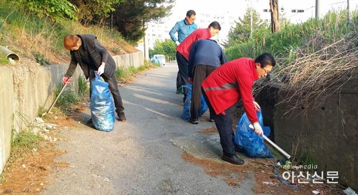 4. 신창면, 등향봉사단 환경정화 및 일손돕기활동 - 1번 사진.jpg
