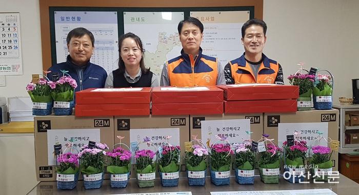 3. 온양5동 행복키움, 카네이션달아드리기행사 - 1번 사진.jpg
