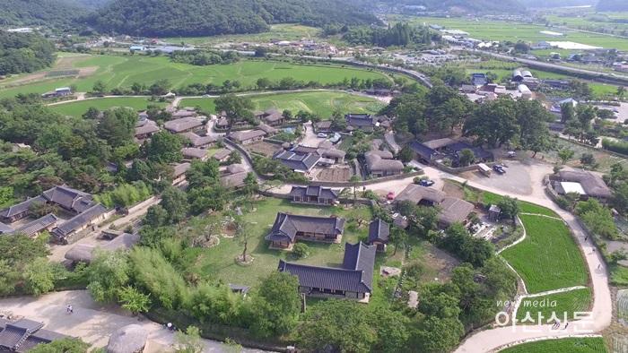 6. 외암민속마을, 외암마을 및 저잣거리 - 1번 사진 (외암마을 전경(좌상)).jpg