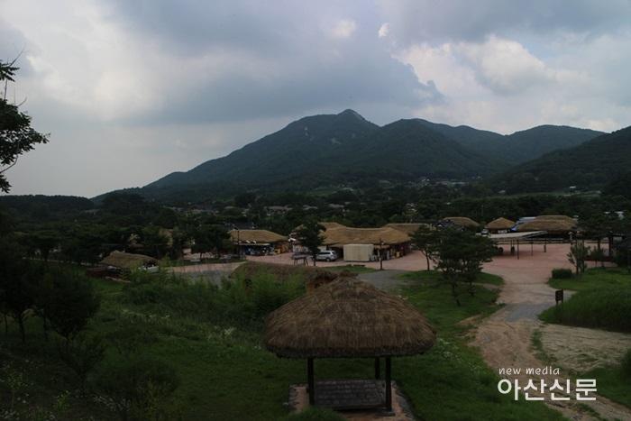 6. 외암민속마을, 외암마을 및 저잣거리 - 3번 사진 (외암마을 저잣거리 전경(좌하)).jpg