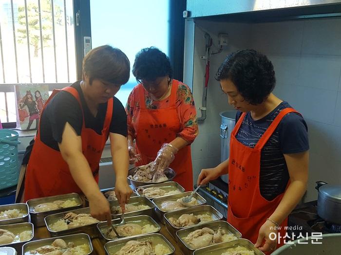 3. 온양4동 행복키움, 사랑의 삼계탕 나눔.jpg