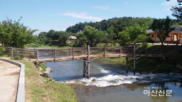 6. 외암민속마을, 외암마을 및 저잣거리 - 2번 사진 (외암마을 민속관 섶다리(우상)).jpg