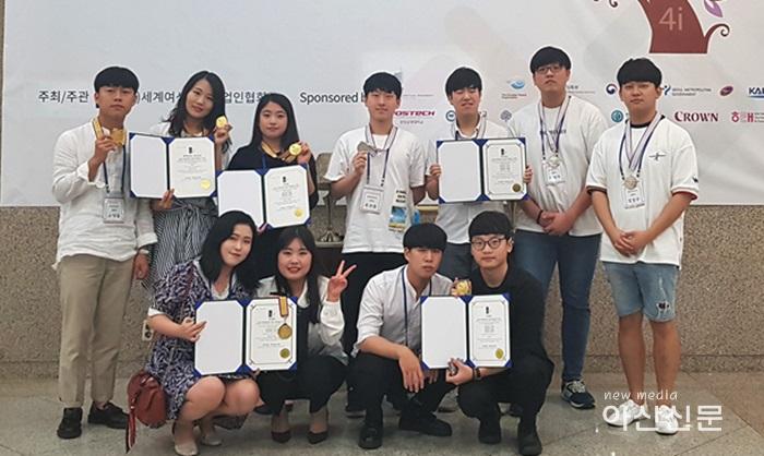 사진 1. 선문대 창업동아리 참가팀, 대회 수상 후 단체사진.JPG