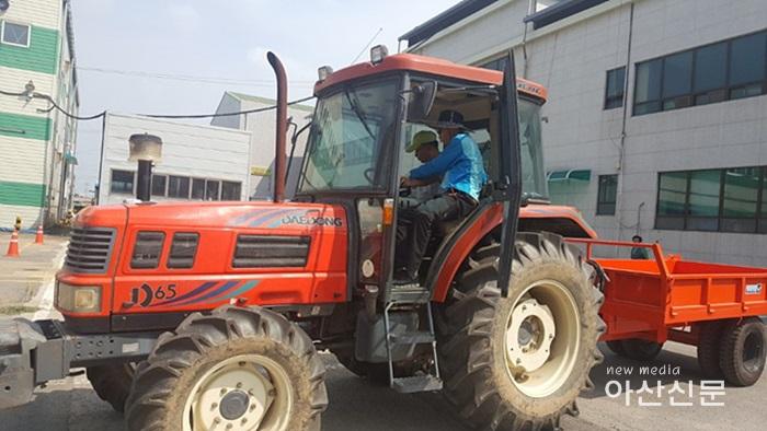 4. 기술지원과, 농기계운전 실기시험 - 2번 사진.jpg