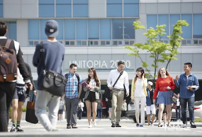 [순천향대_자료사진]3(국제 학생들과 수업 후 대화하는 캠퍼스 친구들모습 .jpg