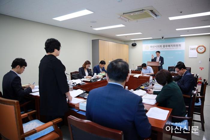 2018_9_10총무복지-행감(홍보담당관 선서).JPG