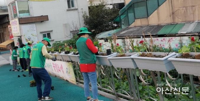 3. 온양2동 새마을, 온양온천역 꽃길 조성.jpg