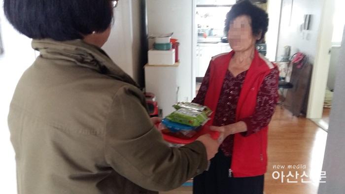 3. 산장부페식당, 독거노인가구에 밑반찬 지원.jpg