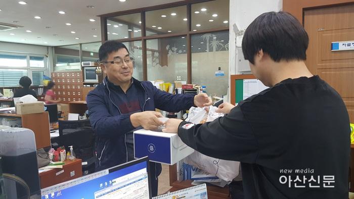 1. 신창면 파리바게트 순천향대점, 저소득가구에 사랑의 빵 전달.jpg