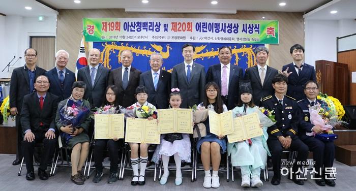 수상자들을 축하해 주시는 내빈들과 함께.JPG