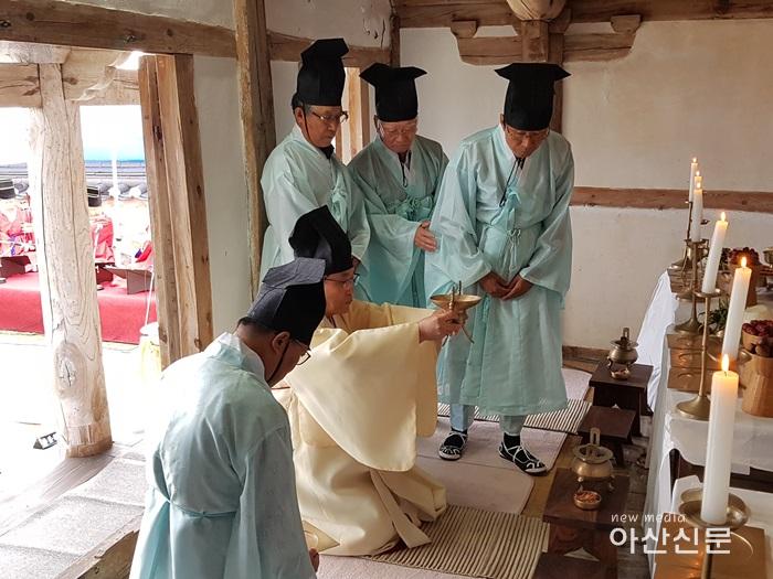 6. 문화관광과, 탄신 657년 고불 맹사성 선생 숭모제 거행 - 초헌관 (김영근 성균관장).jpg