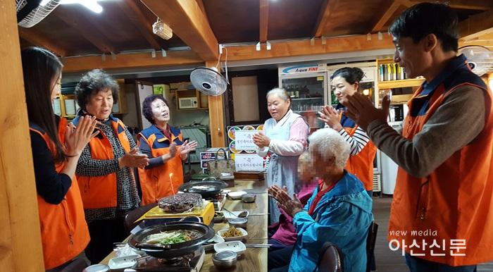 1. 송악면 행복키움, 10월 어르신 생신상.jpg