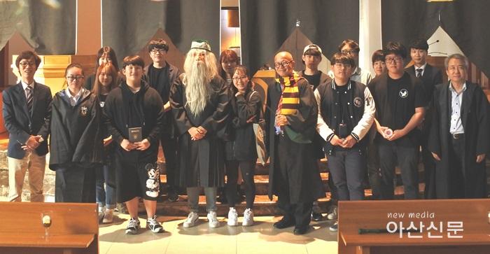 크기변환_호서와트 진행 교수들과 학생단이 덤블도어 등 마법학생으로 변장 후 리허설 기념촬영.jpg