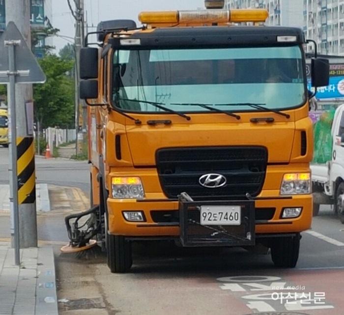 1. 자원순환과, 깨끗한 도시환경 조성을 위해 노면청소 강화 추진 - 2번 사진.jpg