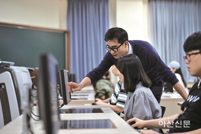 크기변환_사진 3. 선문대 최재성 교수(컴퓨터공학부)가 강의하는 모습.JPG