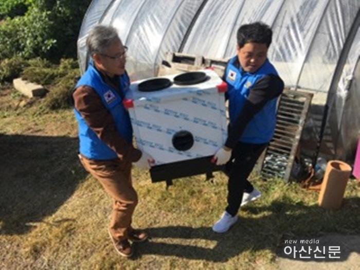 4. 새온양로타리-88자원봉사대, 주거환경개선 - 1번 사진 (연탄보일러 교체).jpg