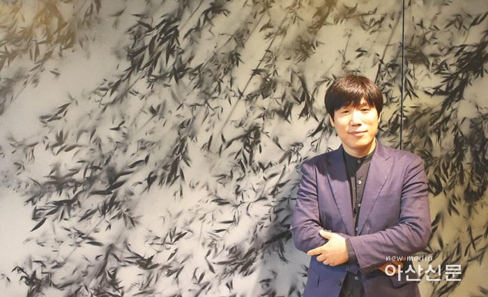 크기변환_작가와의 대화 시간에 작품 앞에서 김상열 작가 기념촬영.jpg