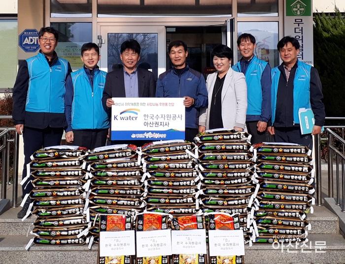 3. 한국수자원공사, 영인면에 후원물품.jpg