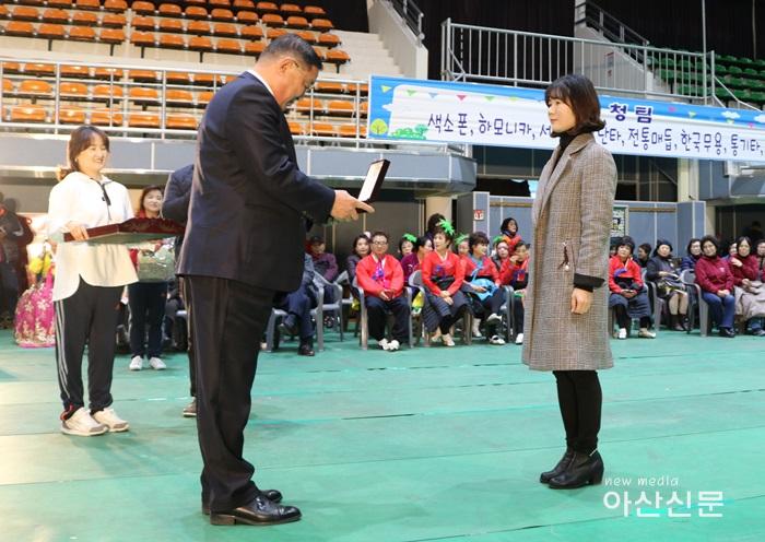 문화관광과 박미선주무관에게 감사패 전달.jpg