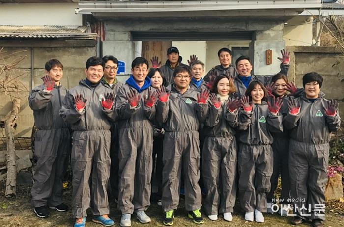 4. 강사모, 강훈식 국회의원, 사랑의 연탄 나눔 봉사 - 2번 사진.jpg