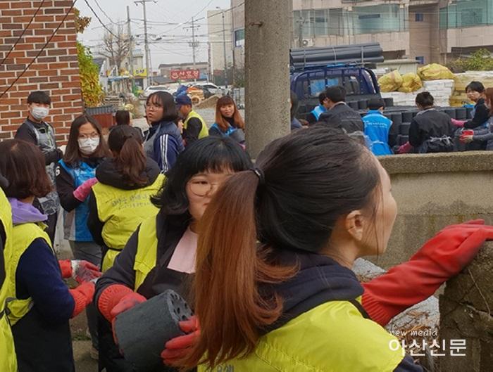 2. 동아에스티두리봉사단, 다즐유가족봉사단 연탄봉사.jpg