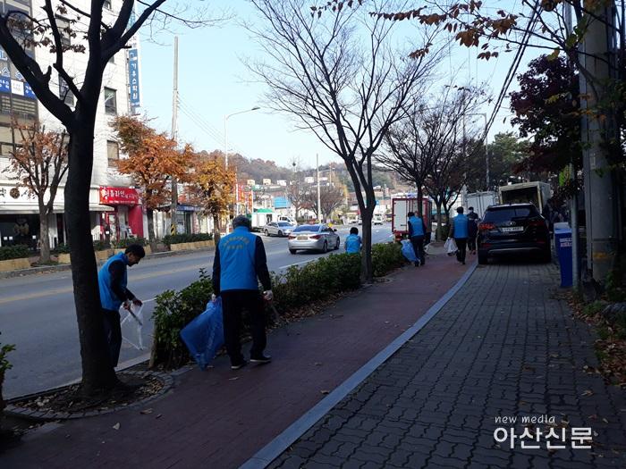 1. 온양5동 바르게살기위원회, 환경지킴이 되다 - 2번 사진.jpg