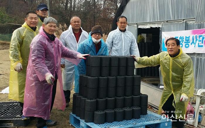 3. 등향봉사단, 사랑의 연탄나눔 행사 가져.jpg
