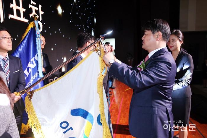 3-2. 국무총리표창 수상장면.JPG