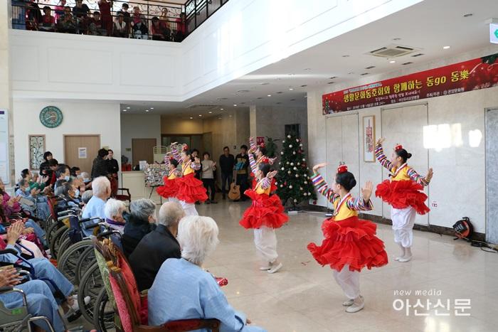 한국무용 버선코 단원의 꼭두각시 공연.JPG