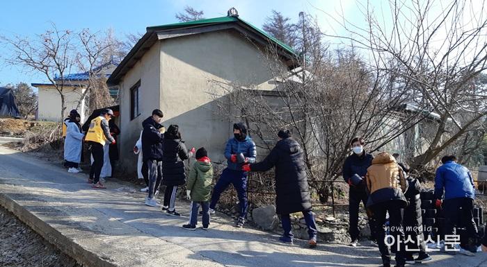 1. 도고라이온스클럽, 연탄봉사.jpg