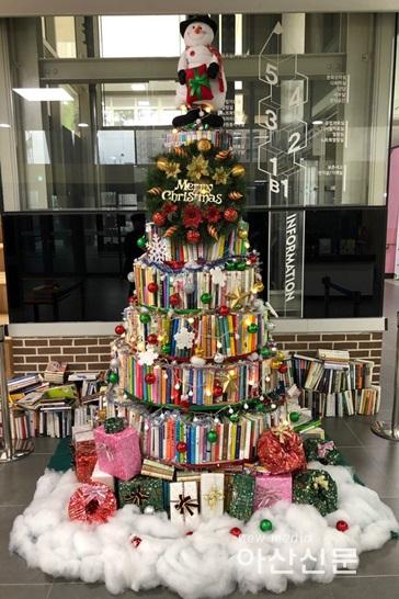 3. 시립도서관, 이색 책 트리.jpg