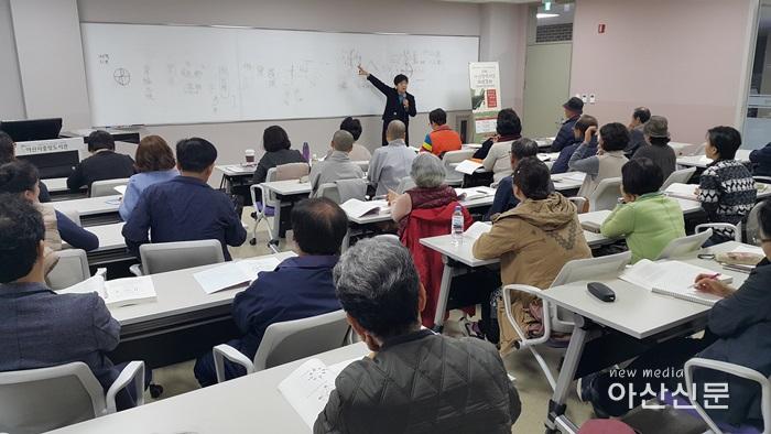 3.아산청백서당 고전강좌 강의 모습.jpg