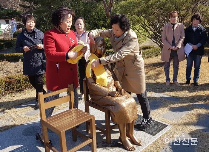 1.소녀상 모자 및 목도리 입히는 사진.jpg