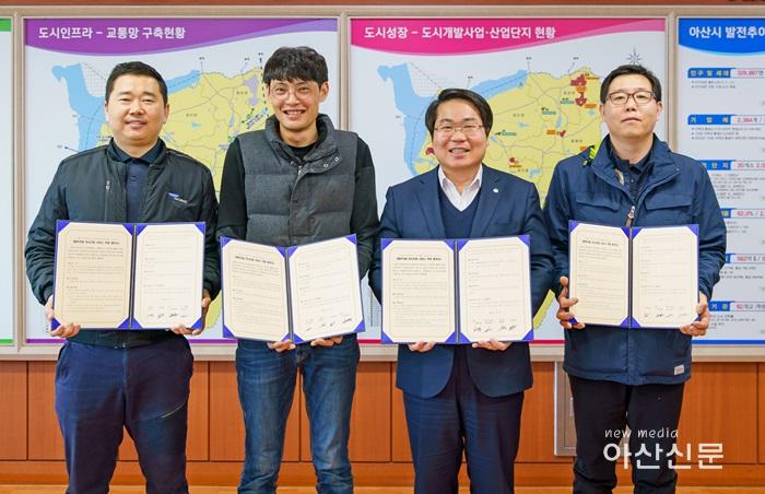 3.행복키움사업 후원협약식(이사업체와 시장님 기념촬영사진).jpg