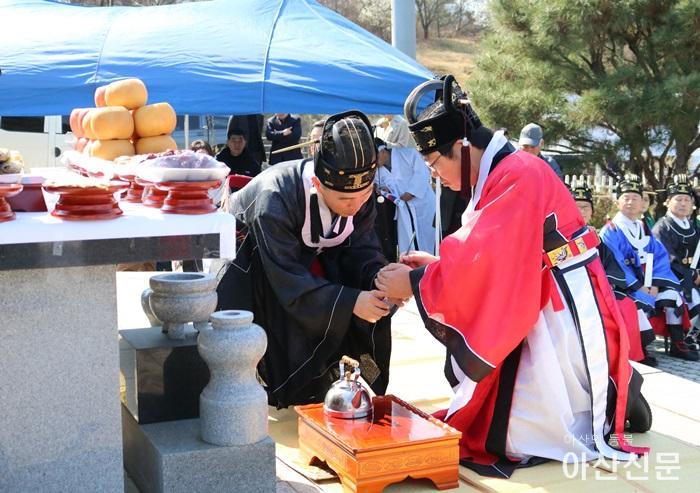 초헌관 오세현 아산시장(사진 우)의 헌작 (온양문화원 제공) (2).jpg