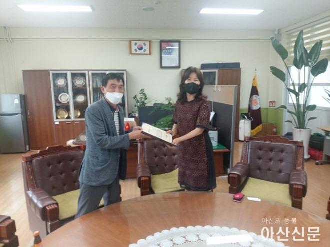 11. 영인면 행복키움, 저소득 가구 학생에게 기업체 후원 장학금 지원.jpg