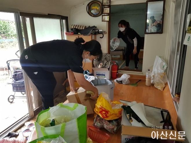 9. 대한민국 특수임무유공자회 아산시지회, 인주면 독거노인 가구 청소 봉사활동 펼쳐.jpg