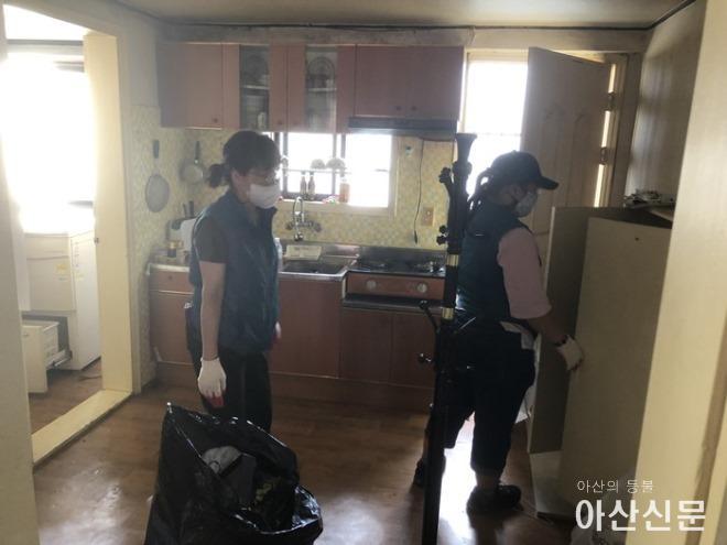 11. 온양5동, 희망봉사단 저소득 독거노인가구 주거환경개선.jpg